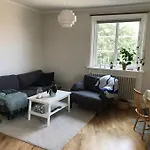 Rymlig Och Modern Laegenhet I Lugnt Laege