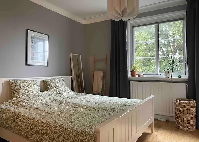 Rymlig Och Modern Laegenhet I Lugnt Laege