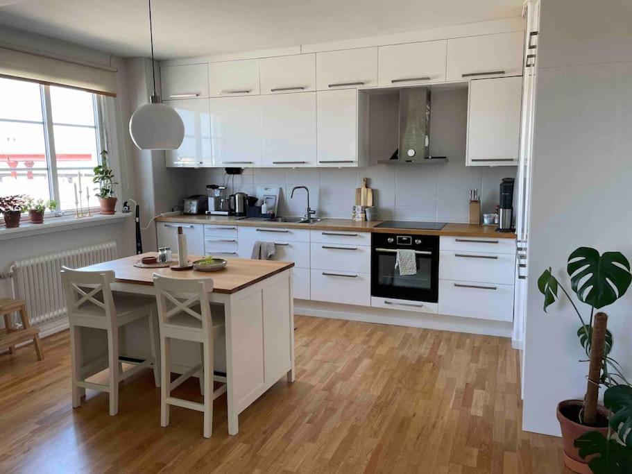 Rymlig Och Modern Lagenhet I Lugnt Lage Apartamento Gotemburgo