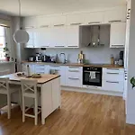 Rymlig Och Modern Laegenhet I Lugnt Laege